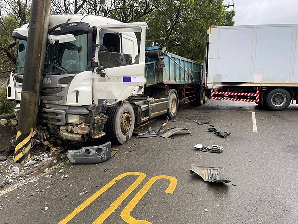 大園區中山南路二段今（14日）早發生聯結車車禍，路邊電桿被撞導致2800餘戶停電。記者楊湛華／翻攝