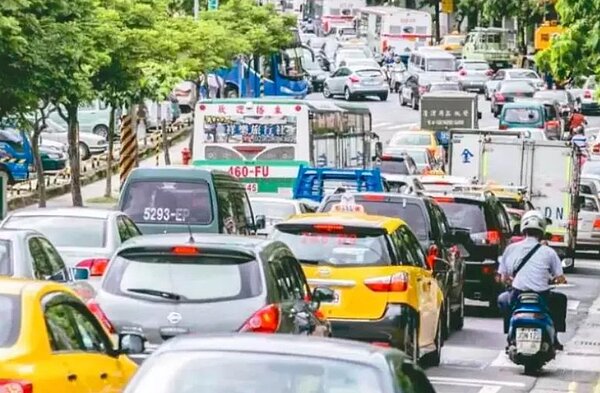 台北市每天有近72萬輛次外縣市車流,台北市長蔣萬安今天上午市政會議拍板,針對29條易壅塞及容受度低路段,擴大設置智慧號誌,提升號誌運作效率。聯合報資料照片