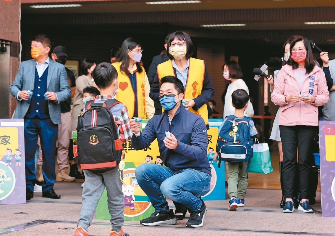 昨天為台北各級學校開學日，台北市長蔣萬安（中）上午前往松山國小迎接上學學童。記者曾原信／攝影 