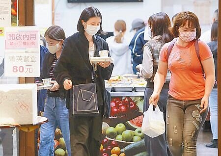 中華徵信所表示,研判國內消費者物價指數(CPI)未來還會有一段補漲期,恐長達半年。圖為用餐時刻,各小吃店湧入不少民眾購買晚餐。(本報資料照片)