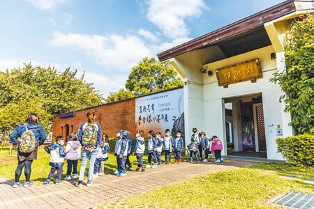 1996年啟用的新竹縣美術館，空間有限，已無法因應現代藝術展覽。（羅浚濱攝）