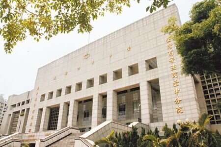 張男不滿女友提分手,竟開車衝撞、再輾壓身軀,再拖行2公尺,一、二審依殺人未遂罪判刑7年2月。(本報資料照片)