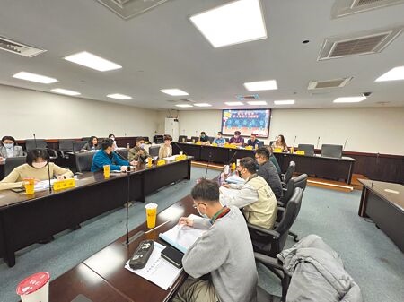 
台南市議會臨時會法規委員會審查《台南市外送平台業者管理自治條例》修正草案。（洪榮志攝）
