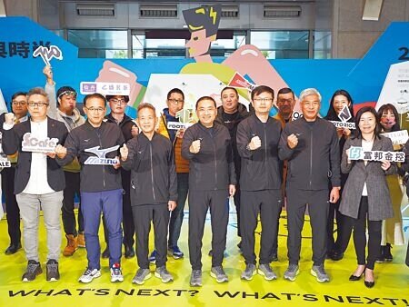 「2023新北市萬金石馬拉松」將於3月19日開跑,為全國唯一獲金標籤認證的馬拉松賽事,新北市府14日舉行記者會,在市府1樓大廳打造「綠色與時尚」特展。(黃敬文攝)