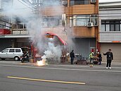 台中這家彩券行中1200萬元　2組顧客烤大豬慶祝