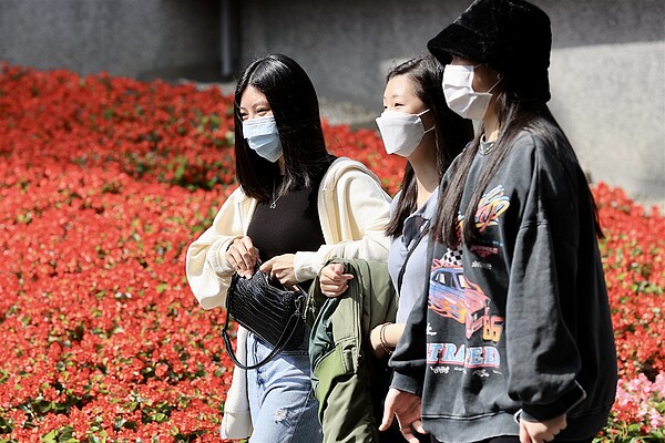 今天中午前後,大陸上的乾空氣將逐漸移入,各地天氣趨向穩定。圖/聯合報系資料照