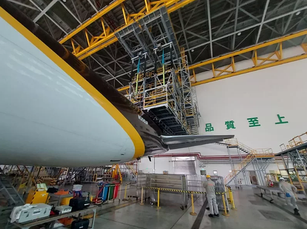 長榮航太員工維修飛機時不慎墜地重傷，桃園市政府勞動局據報立即派員至現場實施勞動檢查，將依違反職業安全衛生法裁處3至30萬元。圖／桃園市政府勞動局提供