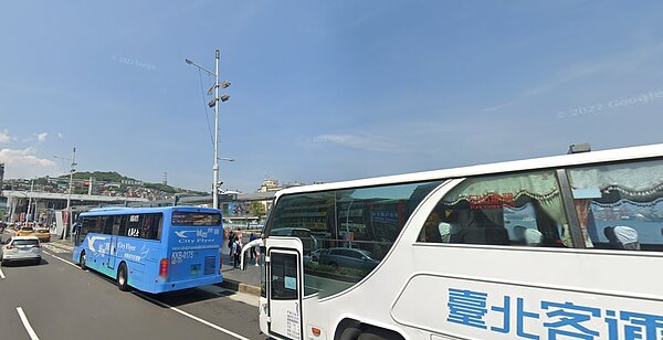 基隆市「市容整潔」政策短中期執行策略,強調將以「立即對安全有危險性,對市容有破壞」列為優先改善對象,共同維護市容整潔,保護市民安全。圖/截自Google Map