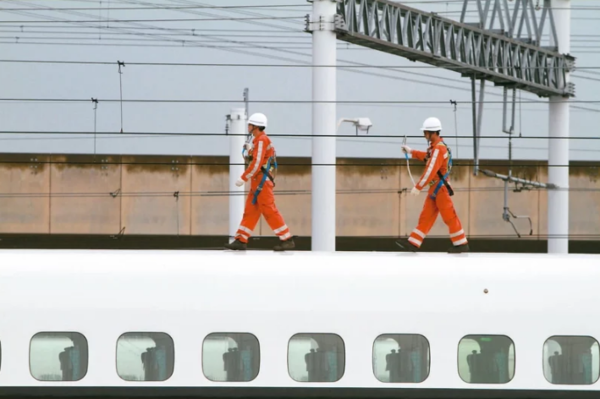 高鐵近期發生列車集電弓自動下降事件，急找日本廠協助。圖為高鐵之前緊急應變演練，維修人員進行集電弓維修演練。聯合報資料照片
