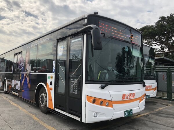 政府規畫2030年市區公車全面電動化，但近年電動巴士起火事件讓安全性引發關注。記者周湘芸／攝影 