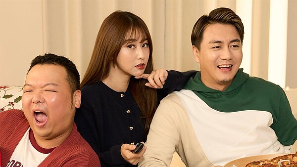 網紅因「這身分」買房貸款被刁難?他氣到立馬結婚 「到處都是瘋女人」成員G蛋布丁、Apple、泰辣(右)。圖/翻攝自泰辣臉書