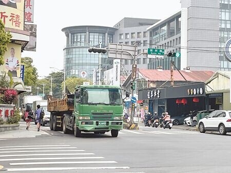 
台北捷運局昨日舉行捷運萬大中和樹林線CQ890區段施工標說明會，由於樹林周邊道路狹小，有議員提議，希望中華路往城林橋方向可以單向行駛，避免交通阻塞。（蔡雯如攝）
