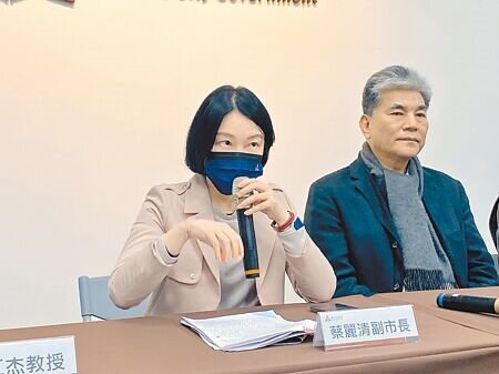 新竹市政府成立「新竹棒球場體檢會」,由副市長蔡麗清(左)擔任召集人,近期會盡快鑽探土壤,釐清土壤有無符合規定。(陳育賢攝)