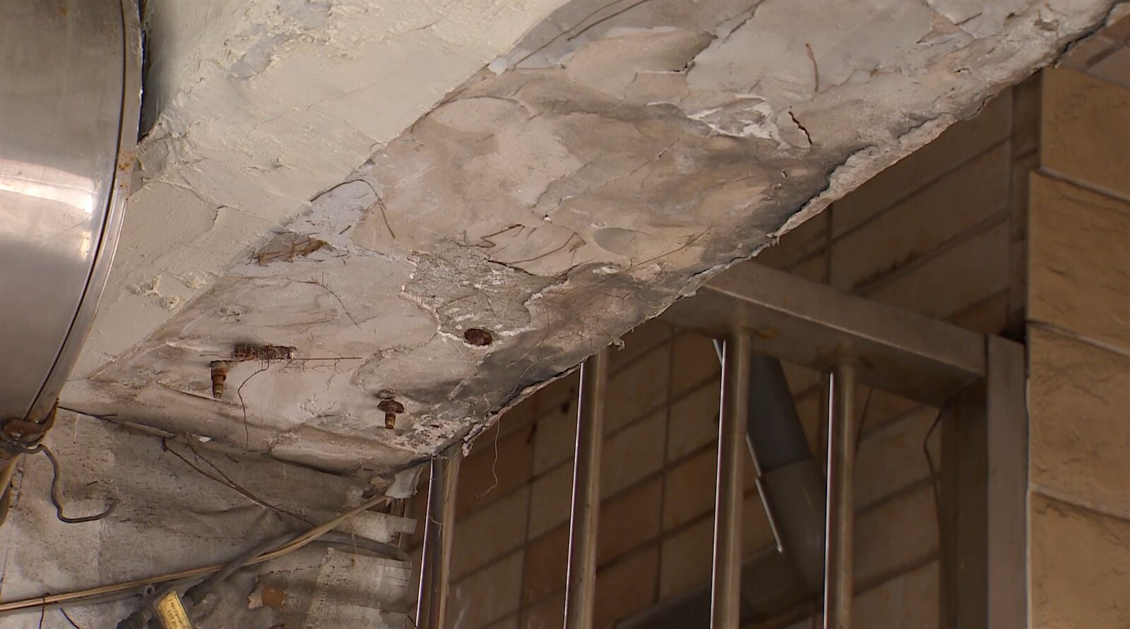 ▼透天厝的屋況不佳。(圖/東森新聞)