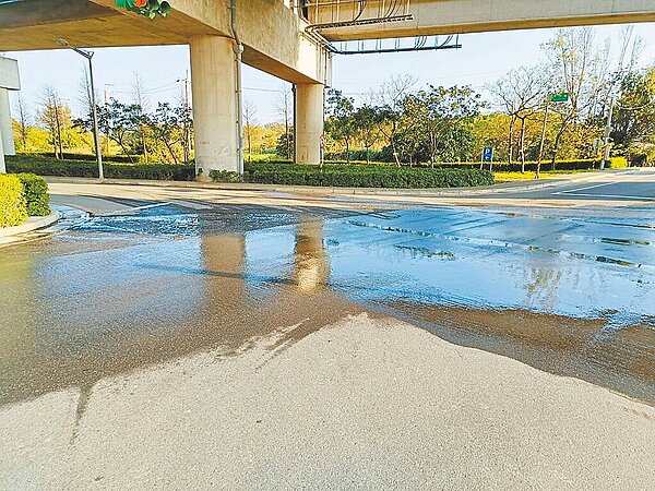 桃園市蘆竹區山菓路近幾個月路面常出現大片積水，經查後發現是因為水利溝渠遭水泥阻斷，導致無法順利排水。（市議員劉勝全提供／陳夢茹桃園傳真）