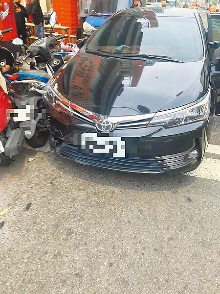 71歲的許姓老翁因不明原因撞上路邊6輛機車,警方到場發現許翁已無生命跡象,緊急送醫後仍宣告不治,而這名許翁心臟裝有支架,警方初步研判是心肌梗塞發作才會釀禍。(警方提供/楊舒婷高雄傳真)