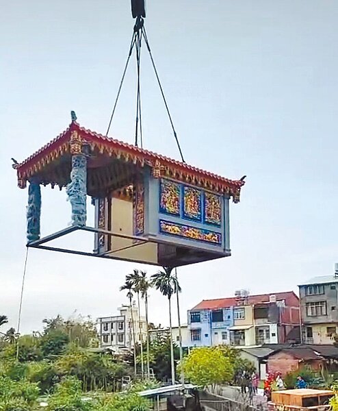 彰化縣員林市鎮興里福德宮年久失修，當地居民集資幫土地公、婆蓋新廟，昨出動500公噸級的吊車將整座廟吊起組裝，宛如大型樂高一樣。（民眾提供／吳建輝彰化傳真）