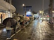 基隆通勤爆民怨　客運9026南港展覽館大排長龍上不了車