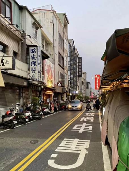 臉書粉專台南式發文指中西區新美街畫設機慢車專用道後，行人完全無路可走，引發網友討論。圖／台南式粉專