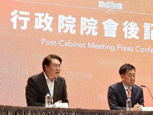 內政部長林右昌(右)宣布「住宅政策精進方案」,其中中產以下自用住宅貸款戶支持方案部分,針對110 年每戶家庭可支配所得120 萬元以下,且僅有一間房子、屬於自用住宅者來支持,預期將嘉惠全國55萬戶房貸戶。圖/好房網News記者林和謙/攝