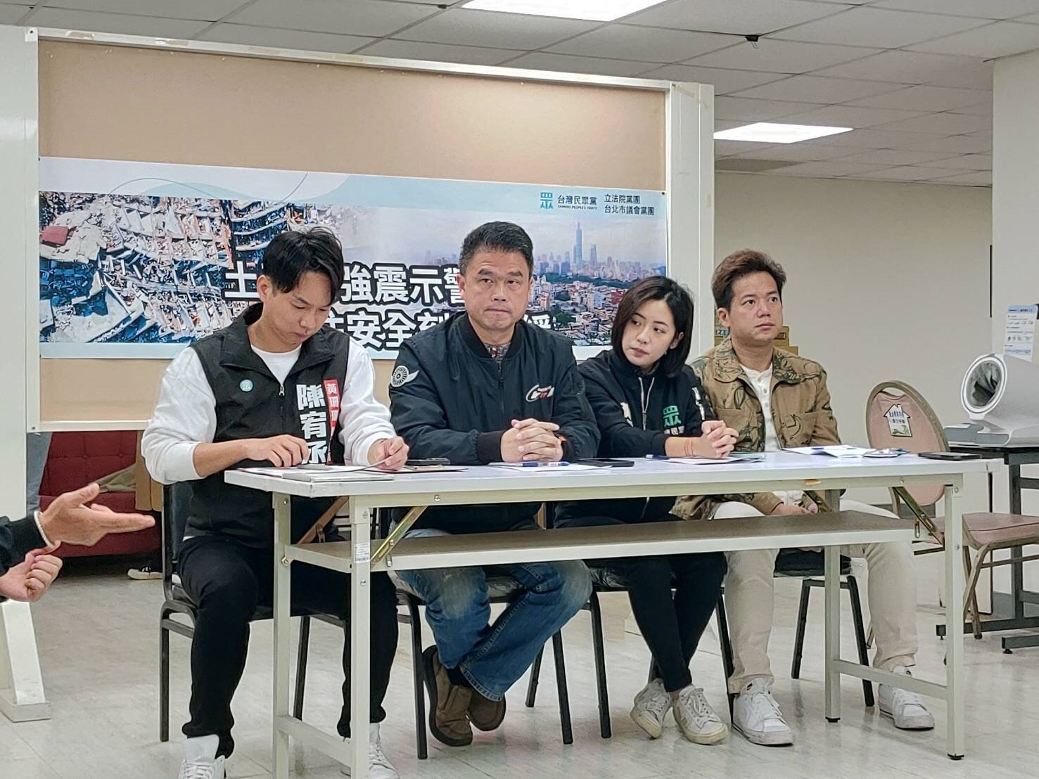 民眾黨台北市議會黨團今天召開記者會,訴求台北市政府應加速推動住二山限區等危險老舊建築改建。記者林麗玉/攝影