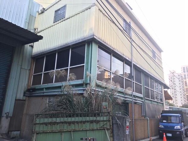 新莊幸福段現況為逾30年的2層樓老舊廠房。圖/新北市都更處提供