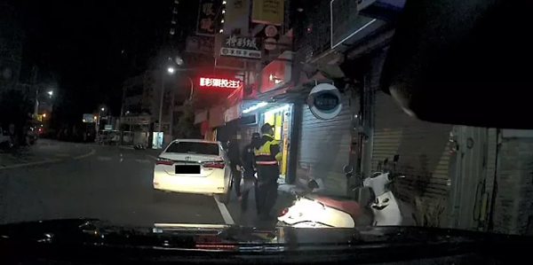 警員也試著從屋外聯絡房東,卻同樣不得其門而入。記者李宗祐/翻攝