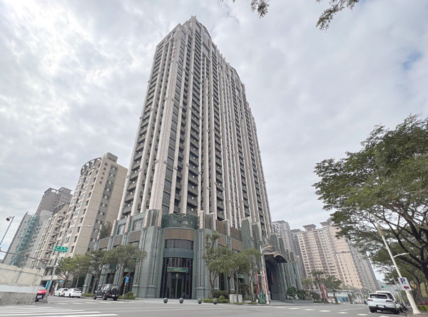 農十六特區豪宅「京城天贊」一樓店面，以每坪最高138萬元成交，榮登高雄2022年樓店王。圖／台灣房屋