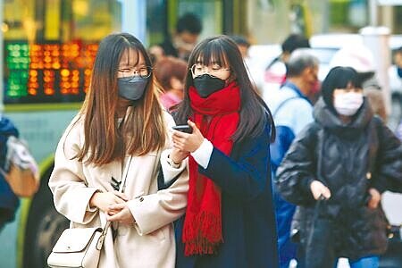 疫情指揮中心預告,若疫情穩定,確診者隔離措施將改為「0+N」,輕症也不需通報,相關措施預計3月上路,圖為民眾自主佩戴口罩逛街。(本報資料照片)