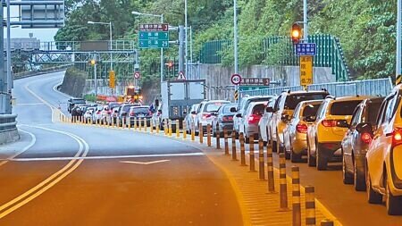 228連假預期蘇花路廊南下花蓮將湧現車潮,公路總局祭出交通管制措施。(王志偉攝)