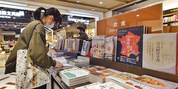 文化部為鼓勵民眾擴大藝文消費,推出18歲至21歲每人可領1,200點成年禮金的疫後振興方案,成年禮金可用於看展覽、看演出、買書等藝文消費。圖/杜宜諳