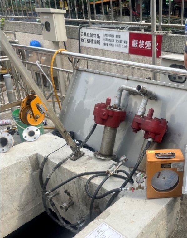 抽水站油槽打氣進行密閉測試，可檢測油槽是否有漏氣。圖／新北市政府提供