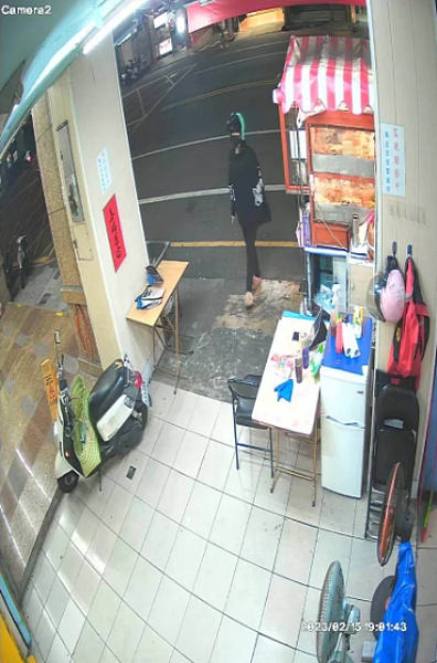 郭女接連在屏東市詐騙餐飲店家,先訂購大量餐點,再取走自己想要的餐點,佯稱稍後回來付錢,就此不見蹤影,店家才知詐騙。記者劉星君/翻攝