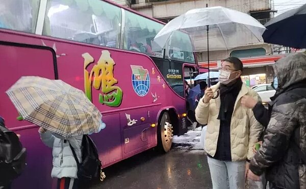 基隆客運去年12月無預警宣布停駛R路線公車,基隆市政府緊急租用遊覽車因應。圖/聯合報資料照