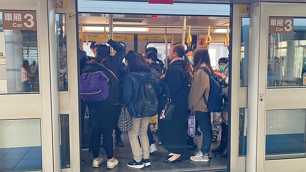 尖峰時段搭乘文湖線,對通勤族是一大耐心考驗。圖/北捷提供