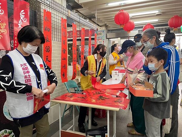 龍陣里的親子新春揮毫送春聯活動順利落幕