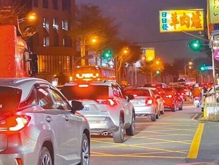 台中市被評為台灣最塞車城市,上、下班時間不只台灣大道,連周邊道路都塞車。(張亦惠攝)