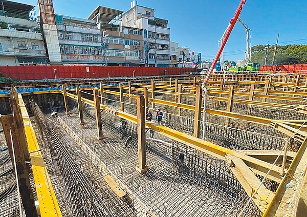 新泰塭仔圳工程持續推進,公兒三公園將在年中落成,區內首條30米計畫道路也有望在年底竣工。(新北市地政局提供/呂健豪新北傳真)