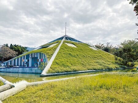 台東縣關山親水公園的遊客中心是全台最早綠建築,因建物不合法即將拆除。(蔡旻妤攝)