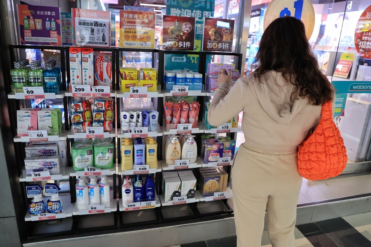 主計總處今(17)日公布去年12月暨全年工業及服務業薪資調查結果,2022年全體受僱員工經常性薪資平均44417元,較上年增加2.8%,但剔除物價因素後,實值經常性薪資年減0.15%,連續兩年實值經常性薪資開倒車記者林伯東/攝影