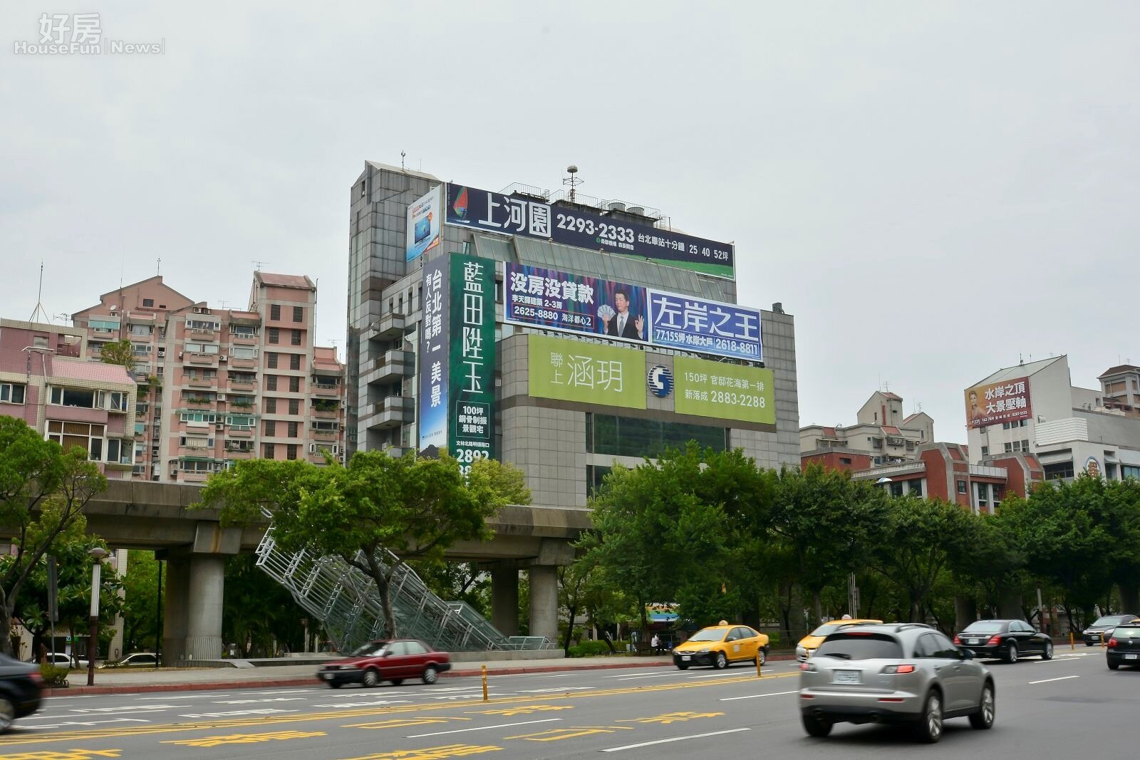 台北市士林區中山北路五段,劍潭路交接口,中華電信大樓,士林建案廣告看板,捷運劍潭站,捷運與廣告看板情境圖,中山北路五段街景。(好房News記者 陳韋帆/攝影)