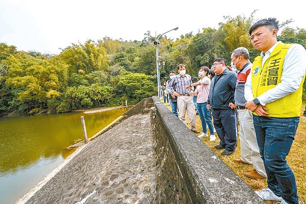 立委蔡易餘(右三)日前邀水利署等單位現勘台南白河區鹿寮水庫,希望擴大清淤增加蓄水空間,因應南靖工業區未來用水需求。圖/立委蔡易餘辦公室提供