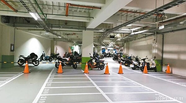 北市田徑場地下停車場的機車位被封掉逾半,讓民眾看得見、停不到惹議。圖/北市議員鍾佩玲提供