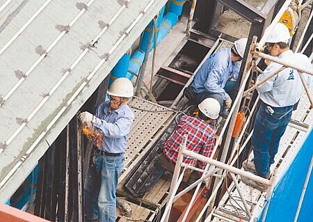 勞保局統計指出,61.4%勞工每月老年給付領取不到2萬元。圖為勞工朋友在工地辛勤工作。(本報資料照片)