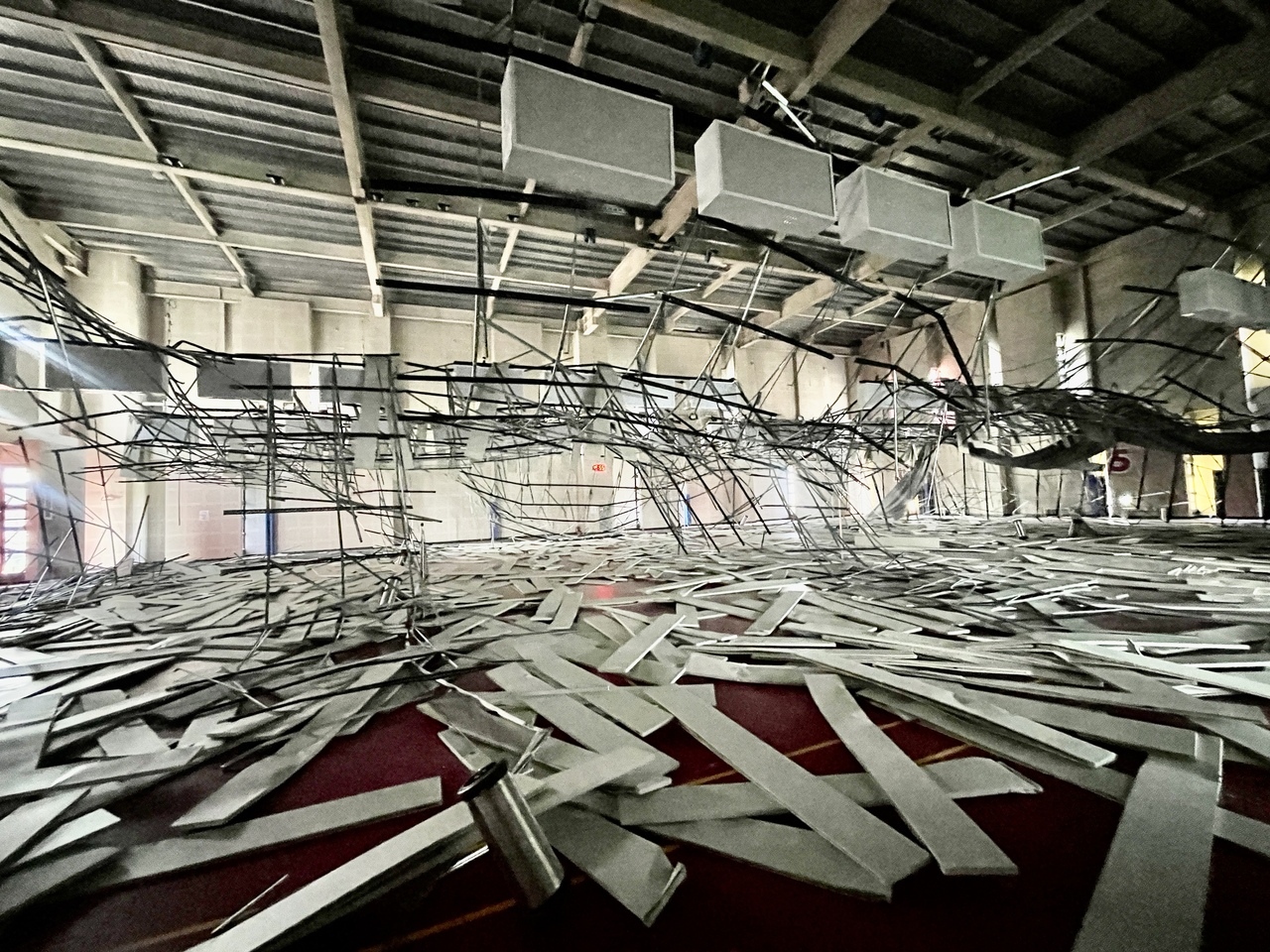 八德運動中心羽球場天花板崩落，經三大公會初步鑑定，疑似是統包商設計鋼梁間距有瑕疵導致。報系資料照片 