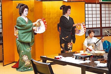 來到湯澤市不妨到能欣賞藝妓表演的餐廳,感受日本傳統文化之美。(何書青攝)