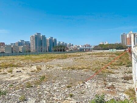 
新竹市台大湳雅院區預定地的大湳雅公園2期，在計畫推出3年後仍是一片被鐵皮封閉的碎石荒地，議員憂心醫院與公園將兩頭空。（陳育賢攝）
