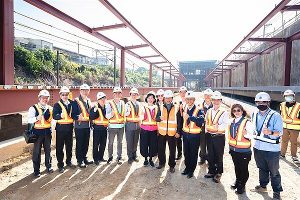 鳳鳴簡易火車站預計明年11月啟用,立委蘇巧慧與地方議員今出席席行政院公共工程委員會會勘,視察整體工程,整體工程進度超前。(蘇巧慧服務處提供)