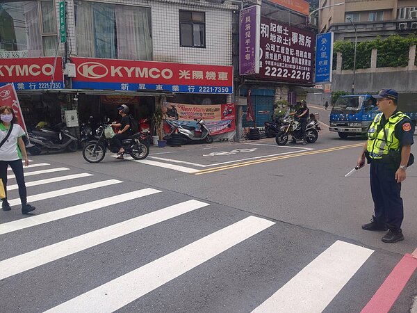 不讓「行人地獄」惡名在外,新北警方即日起至今年4月啟動「行人路權大執法」,全面提升行人用路安全。圖/新北交大提供