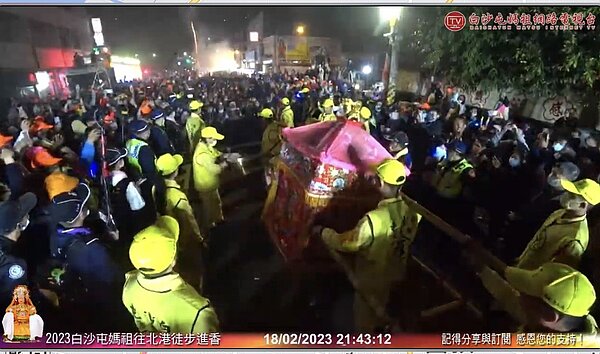 白沙屯媽祖今天凌晨從雲林北港起轎,急行軍回鑾,今晚9時50許,停駕彰化縣伸港福安宮,至此走了22小時,路途長達78公里。圖/取自白沙屯媽祖網路電視台